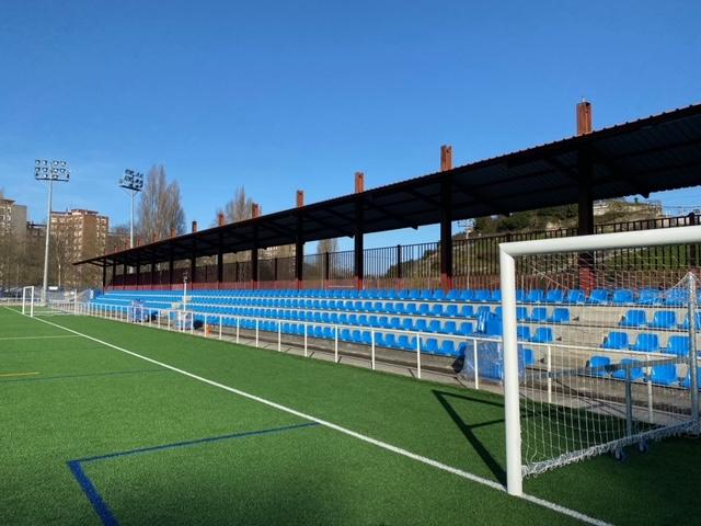 Finaliza la instalación de 2.410 asientos en gradas de campos de fútbol de La Toba, Miranda y Tabiella